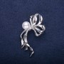 Ausverkauf! Brosche in Schleifenform mit einer Perle – Weiß, 50 × 30 mm, silberfarbenes Metall