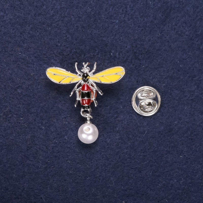 Brosche Biene mit Perle, Emaille in Gelb-, Braun- und Weißtönen, 29 × 32 mm, silberfarbenes Metall