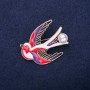Brosche 'Schwalbe' mit Emaille in Rot, Weiß, Schwarz und Violett, 39×30 mm, goldfarbenes Metall