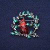 Sonderangebot! Vogel am Zweig Brosche mit Strasssteinen und Emaille in Rot, Grün und Bordeaux, 38×40 mm, silberfarbenes Metall