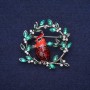 Sonderangebot! Vogel am Zweig Brosche mit Strasssteinen und Emaille in Rot, Grün und Bordeaux, 38×40 mm, silberfarbenes Metall
