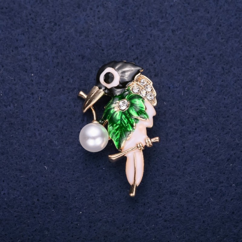 Ausverkauf! Vogelbrosche mit Strasssteinen und Emaille – Farben: Schwarz, Weiß und Grün; Größe 37×24 mm, goldfarbenes Metall