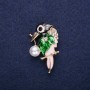Ausverkauf! Vogelbrosche mit Strasssteinen und Emaille – Farben: Schwarz, Weiß und Grün; Größe 37×24 mm, goldfarbenes Metall