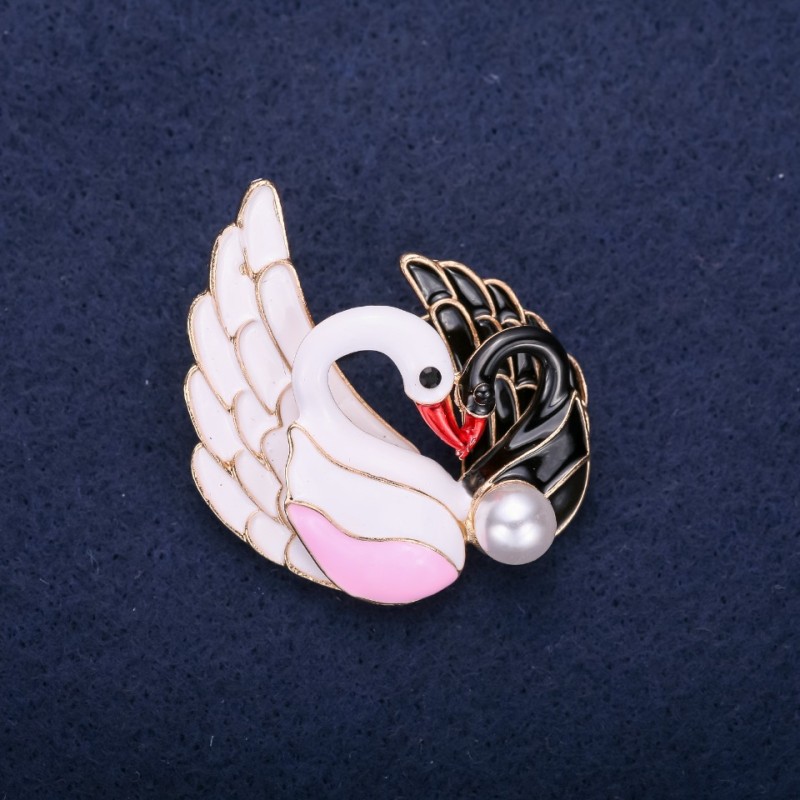 Brosche »Vögel-Schwäne« mit Emaille und Strasssteinen, Farben Weiß, Rosa, Schwarz und Rot, 43×38 mm, goldfarbenes Metall