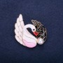 Brosche »Vögel-Schwäne« mit Emaille und Strasssteinen, Farben Weiß, Rosa, Schwarz und Rot, 43×38 mm, goldfarbenes Metall