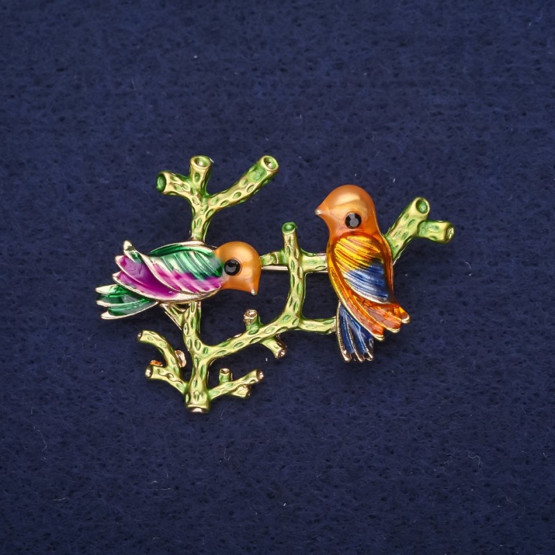 Ausverkauf! Vogel auf dem Zweig Brosche, Emaille – Gelb, Himbeerrot, Blau, Grün, 40 × 35 mm, goldfarbenes Metall