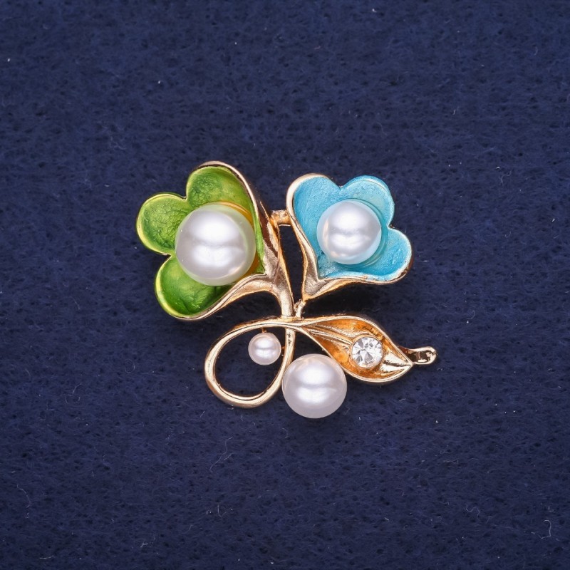 Reduziert! Brosche „Blumen mit Perlen“ – Emaille, Farben Weiß, Grün, Blau, 34 × 30 mm, goldfarbenes Metall