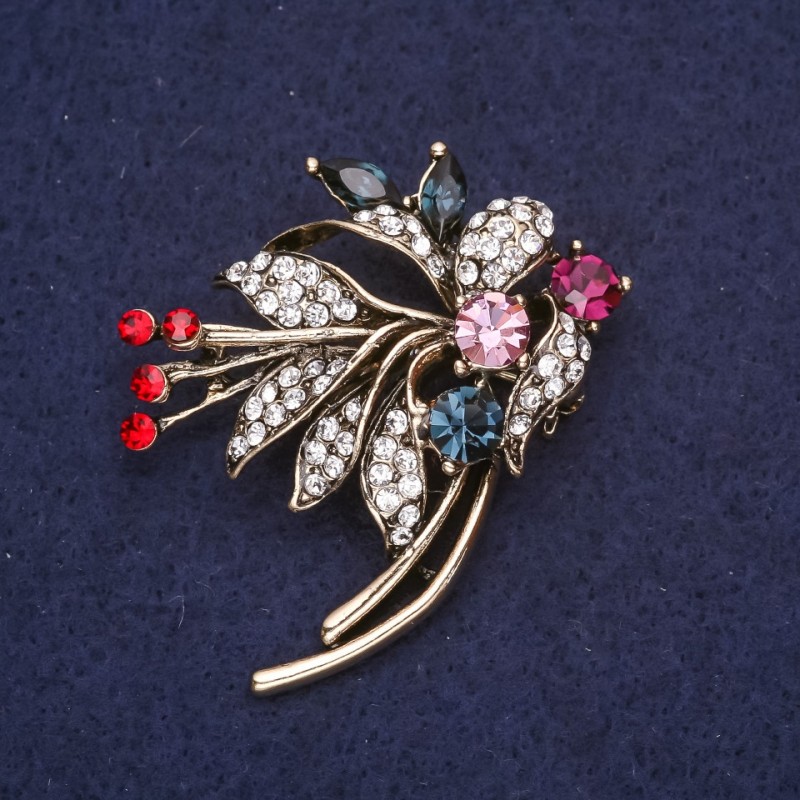 Brosche Blütenbukett – mit bunten Steinen und Strasssteinen, Farben: Rot, Blau, Rosa, Burgunderrot, Weiß, 48×40 mm, goldfarbenes Metall