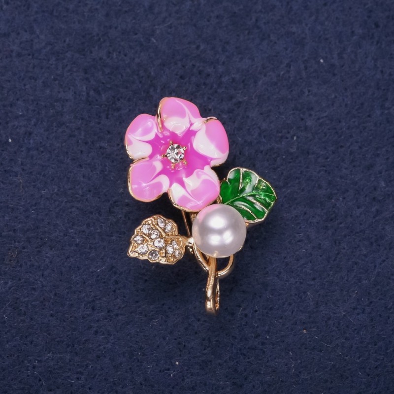 Brosche Blume mit einer Perle, Emaille, Strasssteine, Farbe: Weiß, Grün, Rosa, 32×23 mm, goldfarbener Metall