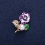 Brosche Blume mit Perle, Emaille und Strass, Farben Weiß, Grün und Lila, 32×23 mm, goldfarbenes Metall