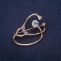Brosche Stethoskop, Strasssteine in der Farbe Weiß-Chamäleon, 37 × 26 mm, goldfarbenes Metall