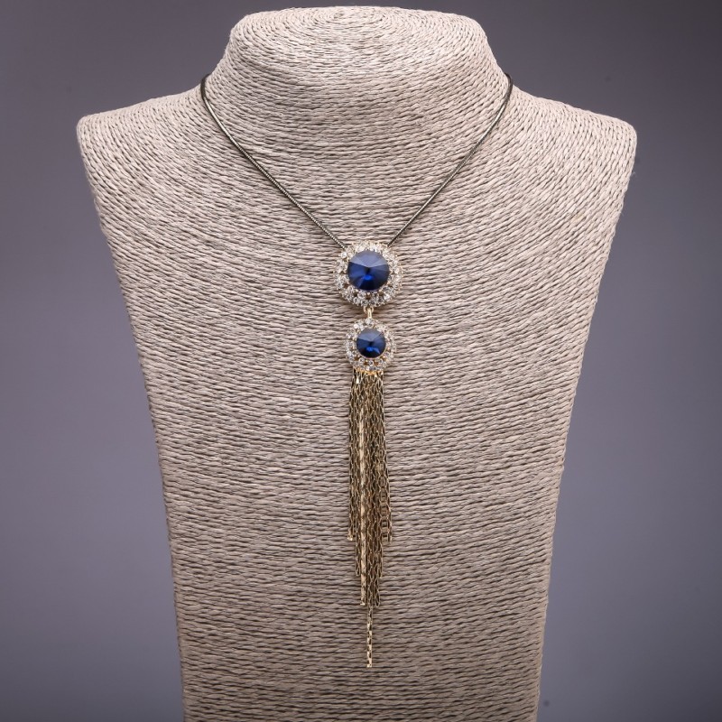 Anhänger mit blauen Kristallen an einer langen Kette aus Metall «Schwarzgold», Durchmesser 24 × 140 mm, Länge 75–80 cm