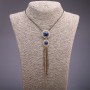 Anhänger mit blauen Kristallen an einer langen Kette aus Metall «Schwarzgold», Durchmesser 24 × 140 mm, Länge 75–80 cm