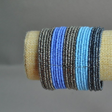 Armband aus Seed-Beads, Klammerform, violett-blau-grau