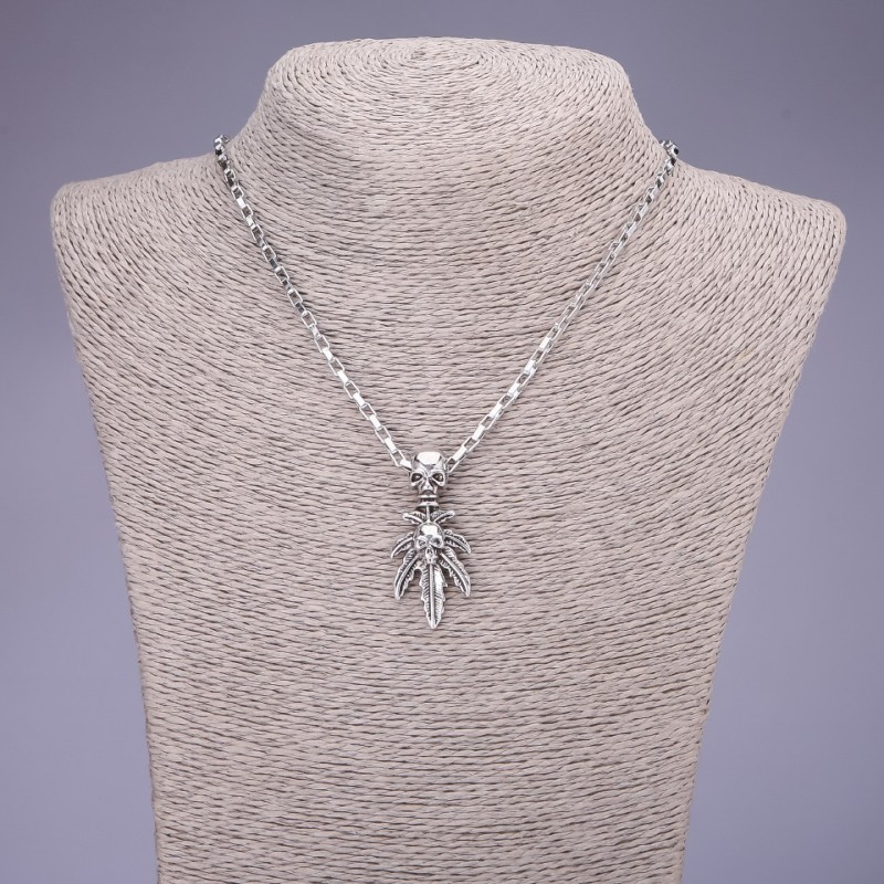 Schädel-Anhänger 20×44 mm an Kette, Länge 55 cm
