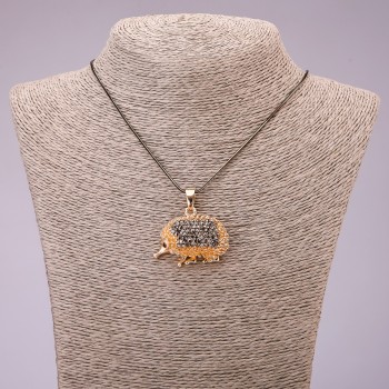 Anhänger 'Igel' mit schwarzen Strasssteinen auf langer Kette aus Metall 'Schwarzgold', Durchmesser 30 × 39 mm, Länge 70 cm