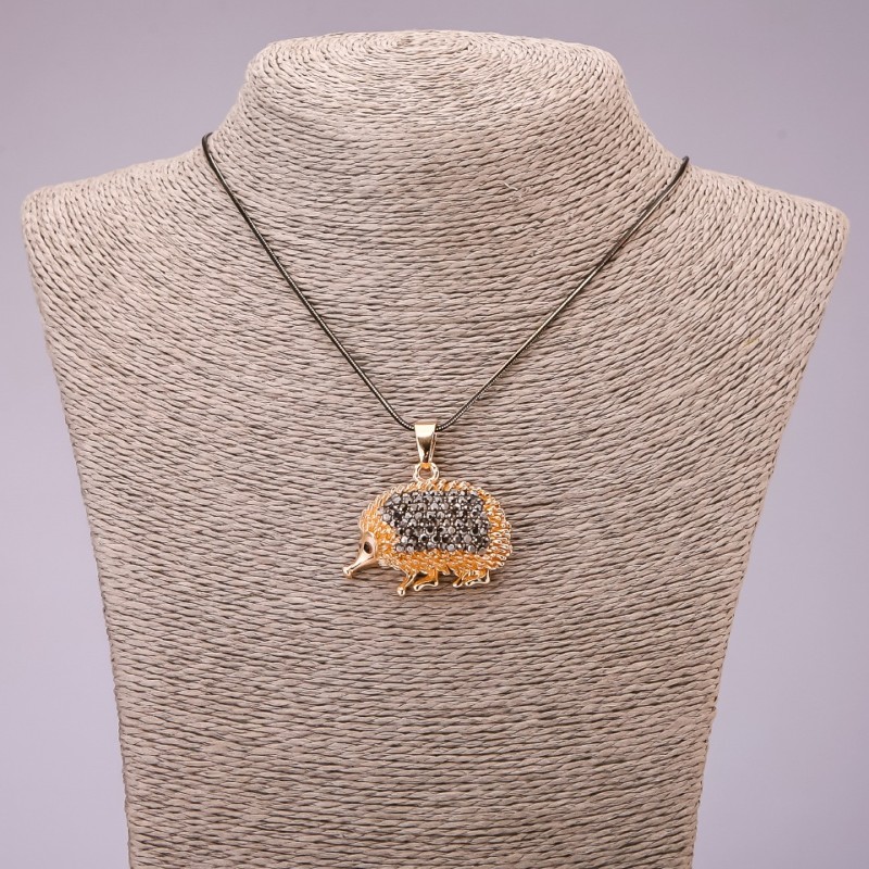 Anhänger 'Igel' mit schwarzen Strasssteinen auf langer Kette aus Metall 'Schwarzgold', Durchmesser 30 × 39 mm, Länge 70 cm