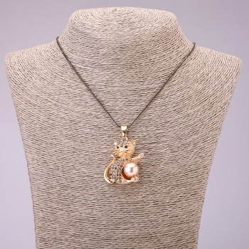 Anhänger 'Kätzchen' mit schwarzen Strasssteinen an einer langen Kette aus Metall 'Schwarzgold', Maße 30 × 39 mm, Länge 70 cm