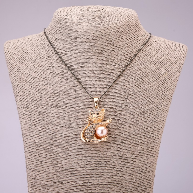 Anhänger 'Kätzchen' mit schwarzen Strasssteinen an einer langen Kette aus Metall 'Schwarzgold', Maße 30 × 39 mm, Länge 70 cm
