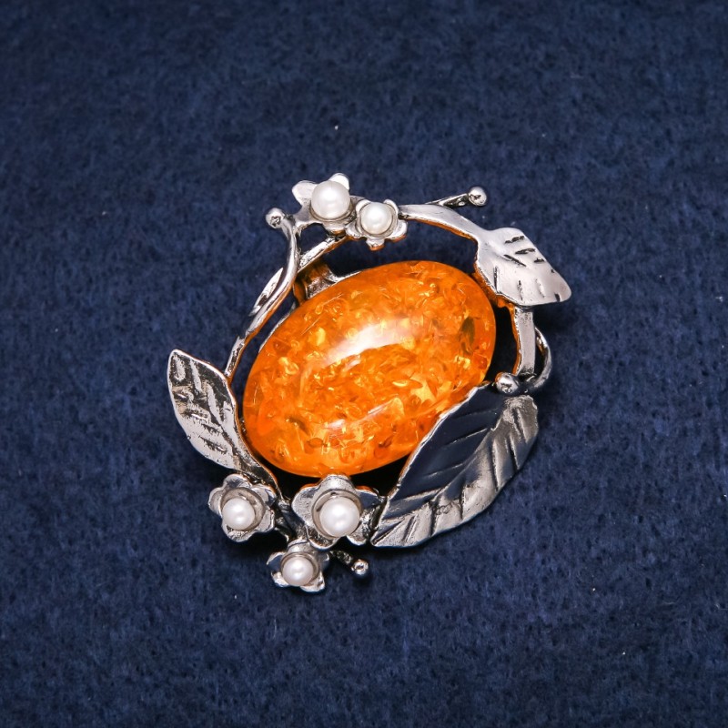 Bernsteinbrosche (künstlich) 47 × 38 mm, Farbe gelb, silberfarbenes Metall