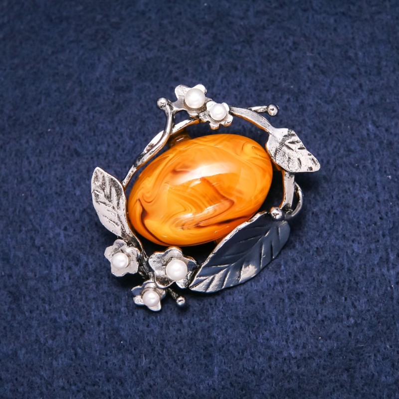 Bernstein-Brosche (künstlich), 47 × 38 mm, Farbe gelb-weiß, silberfarbenes Metall