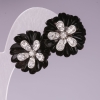 Ohrstecker „Schwarze Chrysanthemen“ mit Strass im Zentrum, Metall in Silberoptik, Ø 23 mm