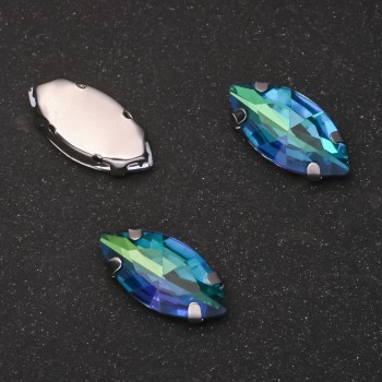 Aufgenähter Kristall in der Fassung Oval 9 × 18 mm grün-blau