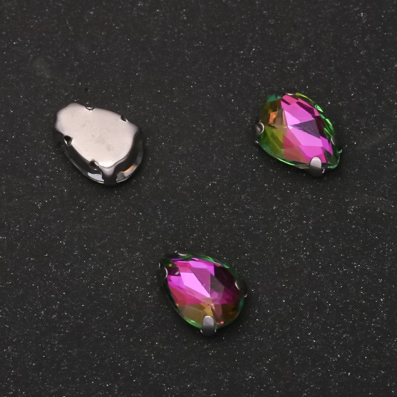 Preis pro Packung / 10 Stück. Aufgenähter Tropfenkristall mit Öse 7×10 mm grün-rosa