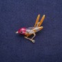 Ausverkauf! Brosche Vogel am Ast mit Emaille und Strass, goldfarbenes Metall 34 × 33 mm