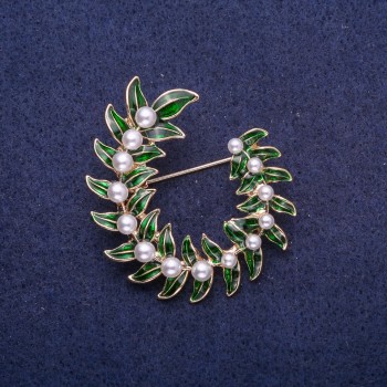 Ausverkauf! Brosche Blätterkranz mit Perlen, goldfarbenes Metall 38×43 mm
