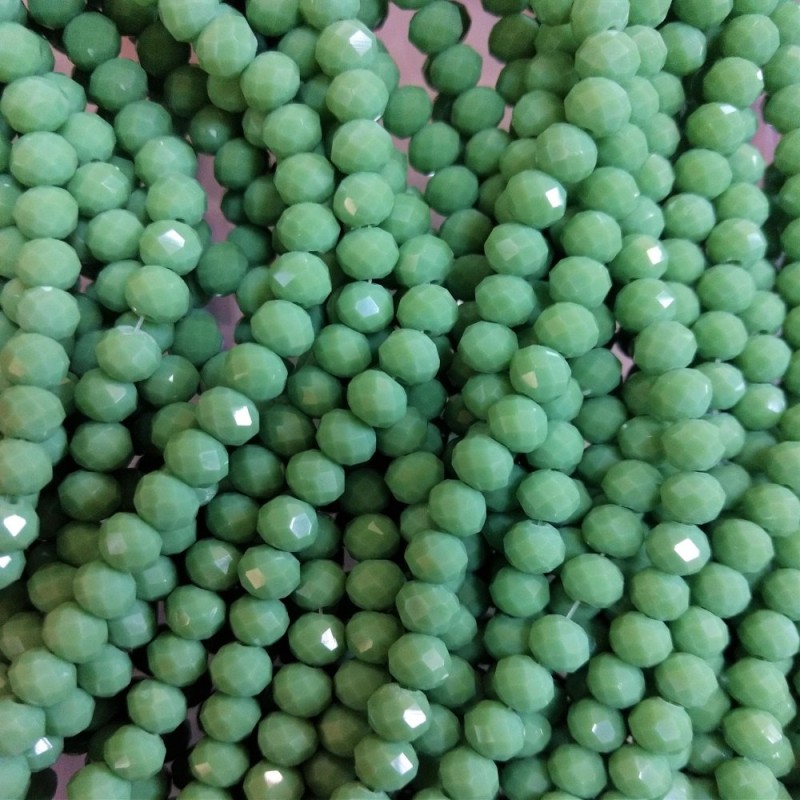 Perlen aus tschechischem Kristall auf einer Schnur, Durchmesser 6 mm, mattes Finish 'Grüne Erbsen'