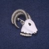 Sale! Brosche Ziegenkopf emailliert mit Strasssteinen, graues Metall 33×36 mm