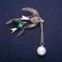 Sonderangebot! Vogel-Brosche mit Emaille, Perle und Strasssteinen, aus grauem Metall 32×41 mm