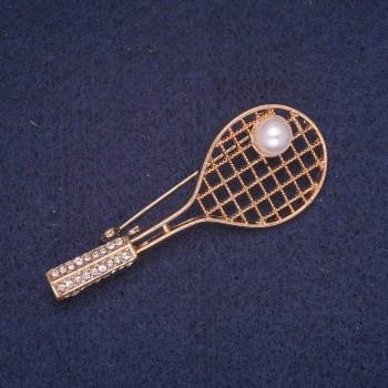 Ausverkauf! Brosche in Form eines Tennisschlägers mit Ballperle, goldfarbenes Metall, weiße Strasssteine 22×56 mm