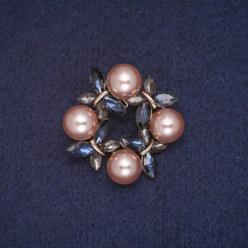 Ausverkauf! Brosche Kranz aus Perlen, blaue und graue Kristalle, Metallfarbe Gold 34×35 mm