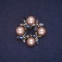 Ausverkauf! Brosche Kranz aus Perlen, blaue und graue Kristalle, Metallfarbe Gold 34×35 mm