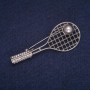 Ausverkauf! Tennisschläger-Brosche mit Ballperle, silbernes Metall, weiße Strasssteine 22×56 mm