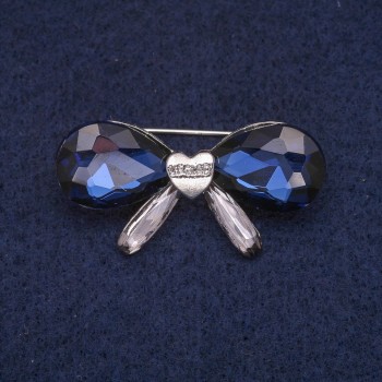 Ausverkauf! Schleifenbrosche mit blauen Kristallen, silberfarbenes Metall 20×40 mm