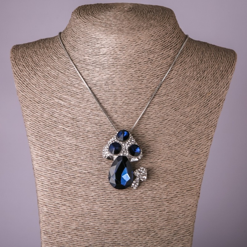 Anhänger an einer Kette – Pilzchen mit blauen und weißen Kristallen, Ø 39×50 mm, Länge 75 cm
