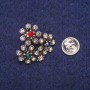 Ausverkauf! Blumenbrosche mit grauen, roten, grünen und blauen Strasssteinen, silberfarbenem Metall 24×25 mm