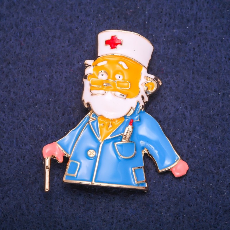 Brosche „Arzt“ Emaille in Weiß und Blau, 47×42 mm, goldfarbenes Metall