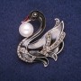 Brosche Schwarzer Schwan mit Emaille, Strasssteinen und einer Perle, silberfarbenes Metall 43×44 mm
