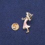 Brosche »Dame mit Regenschirm«, weiße Strasssteine, rosa Emaille und schwarze Emaille, goldfarbenes Metall, 18 × 32 mm
