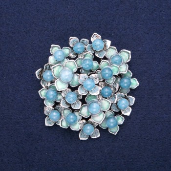 Brosche „Blumen mit Aquamarin“, blaue Emaille, silberfarbenes Metall 60×62 mm