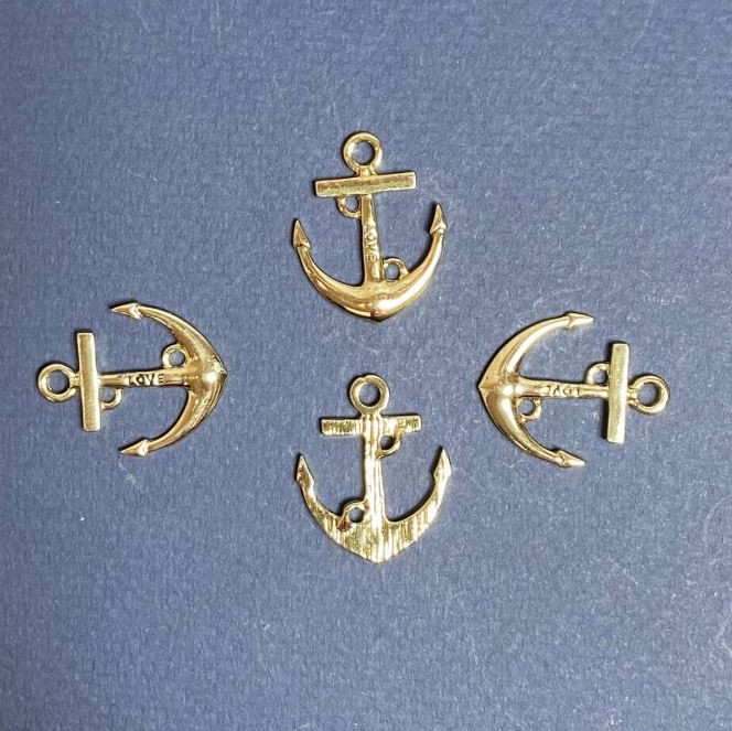 Schmuckzubehör Anhänger Anker mit Aufschrift Love und schwarzer Emaille, goldfarbenes Metall 25×20 mm, Packung 4 Stück