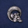 Ausverkauf! Runde Brosche mit Strasssteinen, zu einer schönen Komposition verwoben, dunkles Metall 45×50 mm