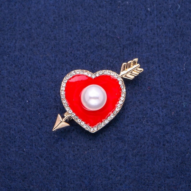 Sonderangebot! Herz-Brosche mit roter Emaille, weißen Strasssteinen und einer Perle, 25×42 mm, goldfarbenem Metall