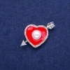 Reduziert! Herzbrosche mit roter Emaille, weißen Strasssteinen und einer Perle, 25×42 mm, silberfarbenem Metall