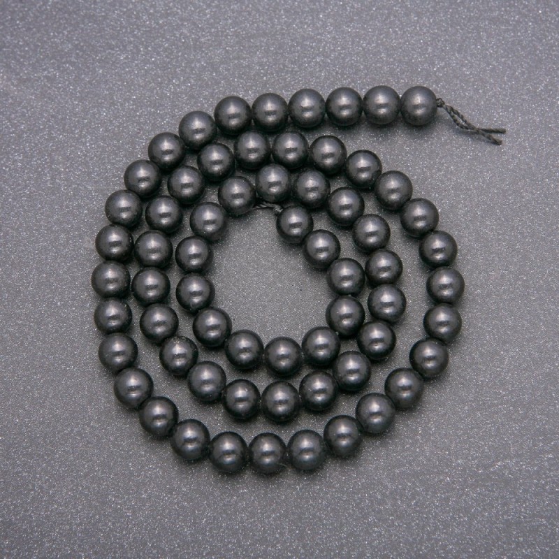 Schungit-Perlen auf Schnur, Naturstein, glatte Kugeln, Durchmesser ca. 6 mm, Länge 38 cm