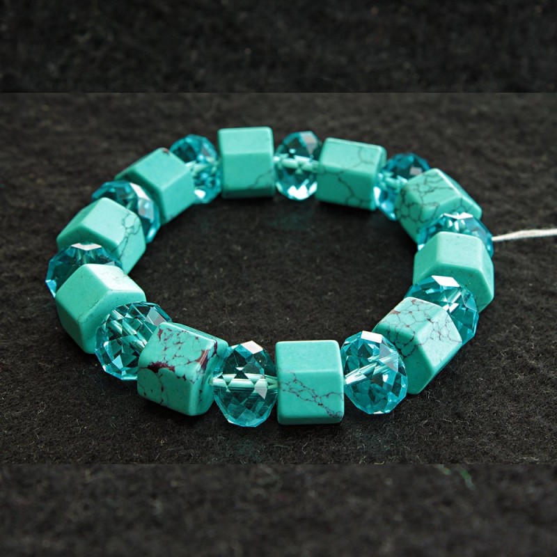 Gummiband-Armband, blaues Türkis (künstlich) mit Maserungen und tschechischem Glas